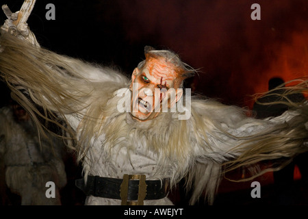 Krampus, eine traditionelle österreichische Figur gebunden an die Tradition des Heiligen Nikolaus, er ist das Böse Gegenstück verantwortlich für Punis Stockfoto