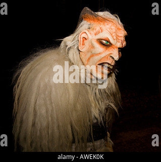 Krampus, eine traditionelle österreichische Figur gebunden an die Tradition des Heiligen Nikolaus, er ist das Böse Gegenstück verantwortlich für Punis Stockfoto