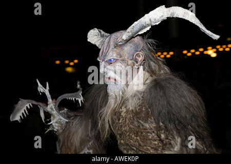 Krampus, eine traditionelle österreichische Figur gebunden an die Tradition des Heiligen Nikolaus, er ist das Böse Gegenstück verantwortlich für Punis Stockfoto