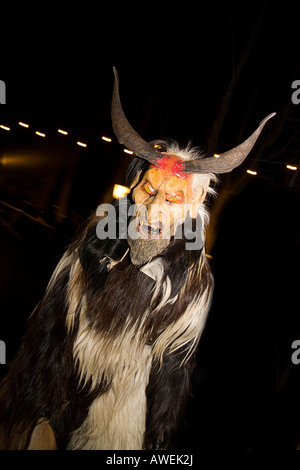 Krampus, eine traditionelle österreichische Figur gebunden an die Tradition des Heiligen Nikolaus, er ist das Böse Gegenstück verantwortlich für Punis Stockfoto