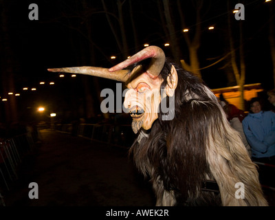 Krampus, eine traditionelle österreichische Figur gebunden an die Tradition des Heiligen Nikolaus, er ist das Böse Gegenstück verantwortlich für Punis Stockfoto