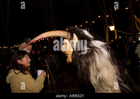 Krampus, eine traditionelle österreichische Figur gebunden an die Tradition des Heiligen Nikolaus, er ist das Böse Gegenstück verantwortlich für Punis Stockfoto