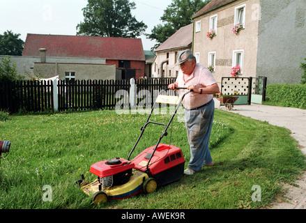 Mann, Rasenmähen, Kotulin, Polen Stockfoto