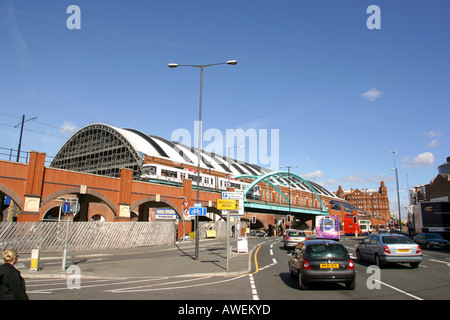 Alten Hauptbahnhof Manchester G-Mex Center und Metrolink Straßenbahn vorbei an unteren Moseley Street Stockfoto