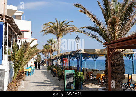 Café an der Strandpromenade in Myrtos, Kreta, Griechenland, Europa Stockfoto