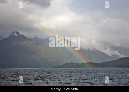 Regenbogen über Lago Todo Los Santos, Vicente Pérez Rosales Nationalpark, Region de Los Lagos, Chile, Südamerika Stockfoto