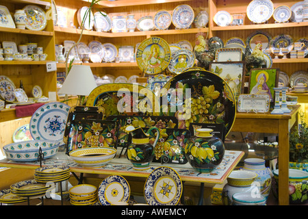 CALIFORNIA Santa Barbara Interieur der italienischen Keramik Outlet speichern Gerichte Schüsseln und Platten auf Tisch und Regalen angezeigt Stockfoto