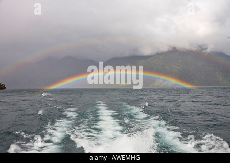 Regenbogen über Lago Todo Los Santos, Vicente Pérez Rosales Nationalpark, Region de Los Lagos, Chile, Südamerika Stockfoto