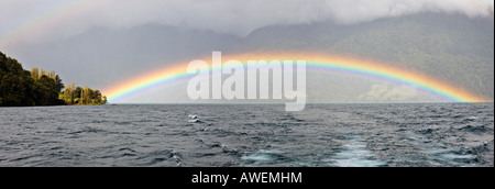 Regenbogen über Lago Todo Los Santos, Vicente Pérez Rosales Nationalpark, Region de Los Lagos, Chile, Südamerika Stockfoto