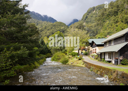 Häuser entlang eines Flusses in Puella, Lago Todos Los Santos, Region de los Lagos, Chile, Südamerika Stockfoto