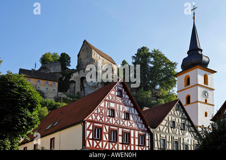 Fachwerk-Stil Häuser und Kirche vor dem Schloss in Pottenstein, Fränkische Schweiz, Bayern, Deutschland, Europa Stockfoto