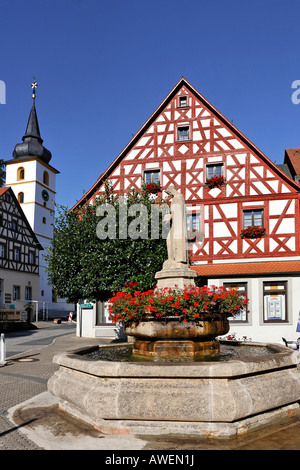 Hauptplatz mit Elisabethbrunnen und Fachwerk-Häusern, Pottenstein, Fränkische Schweiz, Bayern, Deutschland, Europa Stockfoto