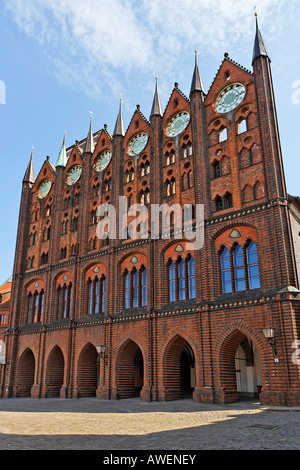 Fassade des gotischen Rathauses in Stralsund, Mecklenburg-Western Pomerania, Deutschland, Europa Stockfoto