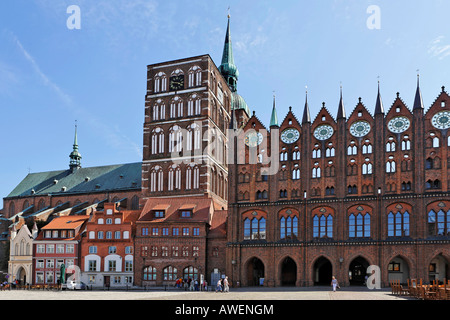 Gotische Fassade des Rathauses in Stralsund, Mecklenburg-Vorpommern, Deutschland, Europa Stockfoto