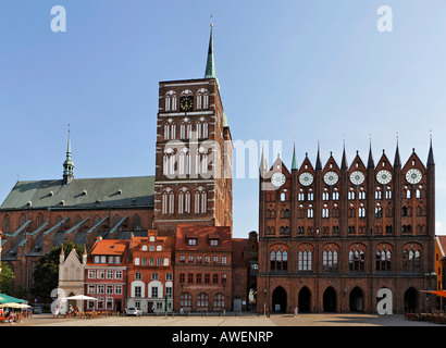 Gotisches Rathaus und Nikolaikirche am Alten Markt in Stralsund, Mecklenburg-Vorpommern, Deutschland, Europa Stockfoto