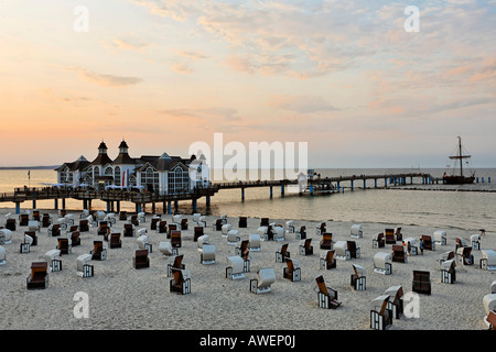 Liegestühle und Brücke am Abend, Rügen, Deutschland, Europa Stockfoto