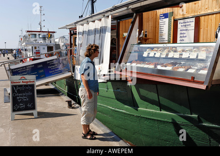 Meeresfrüchte-Anbieter und Bistro auf einem Boot, Sassnitz, Rügen, Deutschland, Europa Stockfoto