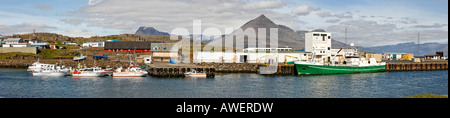 Schiffe im Hafen von Djúpivogur, Island, Atlantik Stockfoto