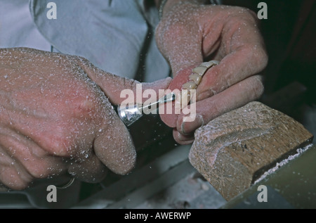 Zahntechniker Hand arbeiten mit Schleifen Polieren Ausrüstung auf Prothese Stockfoto