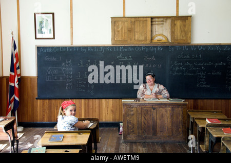 Junge Schüler und Lehrer in einem Einzimmer-Schulhaus im Mennonite Heritage Village in Steinbach Manitoba Kanada Stockfoto