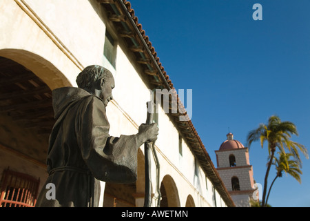 CALIFORNIA Santa Barbara Mission Santa Barbara gegründet von Pater Junipero Serra 1786 Statue des Gründers Palm Tree Kirche Stockfoto