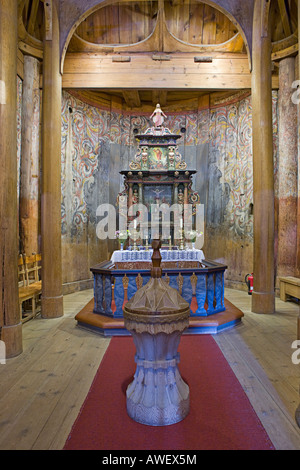 Taufbecken, Heddal Stabkirche (Heddal Stavkirke), Stabkirche aus dem 13. Jahrhundert in Norwegen, Skandinavien, Europa Stockfoto