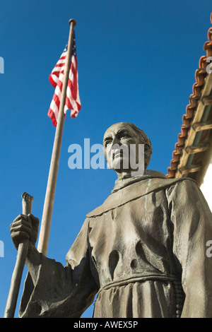 CALIFORNIA Santa Barbara Mission Santa Barbara gegründet von Pater Junipero Serra 1786 Statue des Gründers amerikanische Flagge Stockfoto