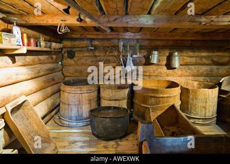 Holzfässer auf dem Dachboden des Lebenden Geschichtsmuseums in Uvdal, Norwegen, Skandinavien, Europa Stockfoto