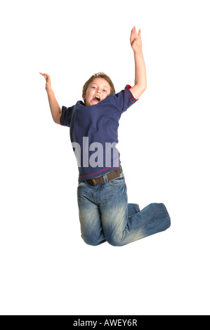 Ein Junge in der Luft gegen einen weißen Hintergrund mit leichte Bewegungsunschärfe springen Stockfoto