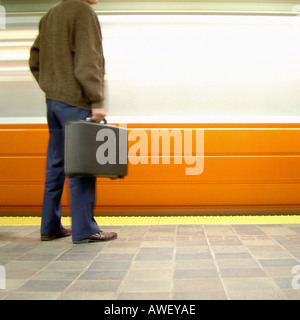 Bewegungsunschärfe städtisches Motiv von einem Mann auf eine Orange Linie U-Bahn-Bahnsteig in Boston Massachusetts USA Textfreiraum Stockfoto