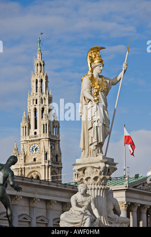 Athena Statue vor dem parlamentsgebäude, Rathausturm im Hintergrund, Wien, Österreich, Europa Stockfoto