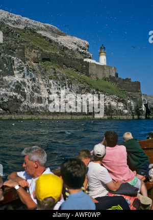 Leuchtturm und Kolonie der Basstölpel (Morus Bassanus) betrachtet von einem Ausflugsboot, Bass Rock, North Berwick, Schottland, UK, Europa Stockfoto