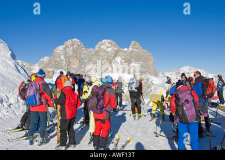 Ski-Gruppe und der Gipfel des Mt. Dachstein im Hintergrund, Dachstein-Massiv, Steiermark, Österreich, Europa Stockfoto