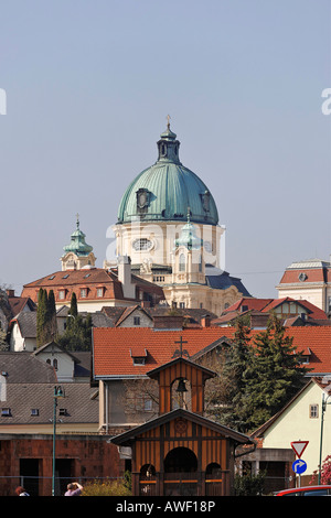 Blick auf die Margaretenkirche (St.-Margarethen Kirche) und die Kapelle am Hermannsplatz (Herman Platz) im Vordergrund, Bernd Stockfoto