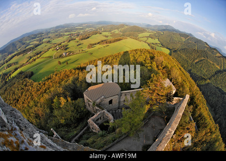 Blick vom Turm der Araburg auf andere Teile der Burg bei Kaumberg, Triestingtal, Niederösterreich, Österreich, Europa Stockfoto