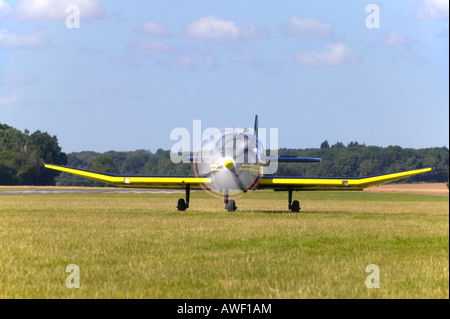 Einzelnen Propellerflugzeug immer bereit zum Abheben vom Lasham Flugplatz in Hampshire Stockfoto