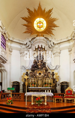 Hochaltar und Statue der St. Margaret von Schottland, Margaretenkirche (St. Margaretenkirche), Berndorf, Triestingtal, Unteraust Stockfoto