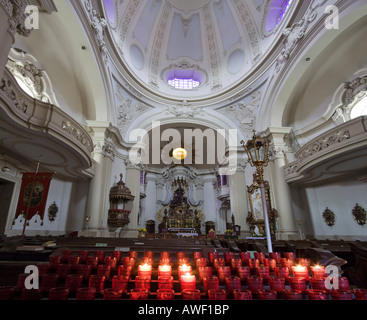 Votivkerzen und Blick auf die Kuppel in Margaretenkirche (St.-Margarethen Kirche), Berndorf, Triestingtal, Niederösterreich, Österreich Stockfoto