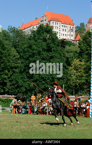 Mittelalterliche Spiele während der Landshuter Hochzeit historischen Festzug, Burg Trausnitz im Hintergrund, Landshut, Bayern, Niederbayern Stockfoto