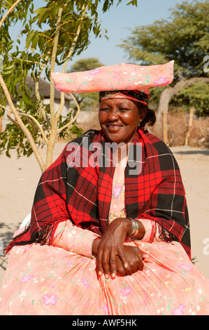 Frau trägt Tracht, Sehitwa, Botswana, Afrika Stockfoto