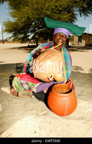 Frau trägt Tracht, Sehitwa, Botswana, Afrika Stockfoto