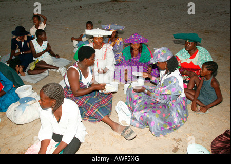 Frauen der Gemeinschaft unter dem Dorf Baum, Sehitwa, Botswana, Afrika Stockfoto