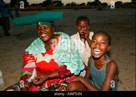 Frauen der Gemeinschaft unter dem Dorf Baum, Sehitwa, Botswana, Afrika Stockfoto