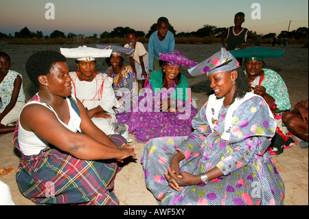 Frauen der Gemeinschaft unter dem Dorf Baum, Sehitwa, Botswana, Afrika Stockfoto