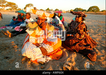 Gemeinschaft unter dem Dorf Baum, Sehitwa, Botswana, Afrika Stockfoto