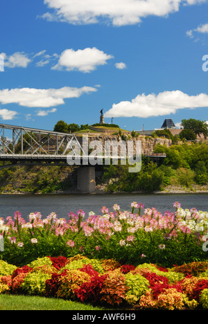 Bett aus Blumen und Victoria Bridge Stockfoto