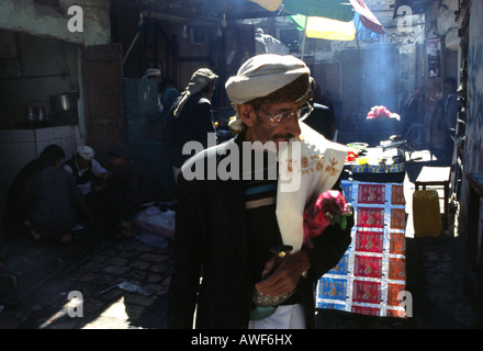 Ein älterer Mann geht durch den Souk, Sana'a, Jemen Stockfoto