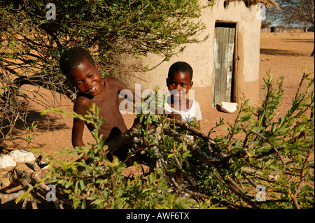 Zwei Jungs spielen mit einem Zweig, Cattlepost Bothatogo, Botswana, Afrika Stockfoto