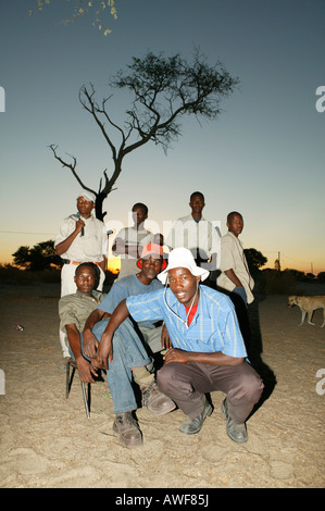 Gruppe von Männern der Gemeinschaft unter dem Dorf Baum, Sehitwa, Botswana, Afrika Stockfoto