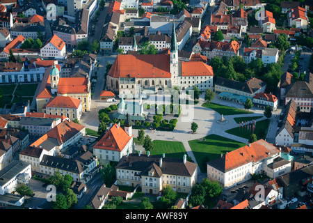 Luftaufnahme von Grace Kapelle (Gnadenkapelle) und Kapelle Platz in der Wallfahrt Stadt von Altötting, Bayern, Oberbayern, Ger Stockfoto